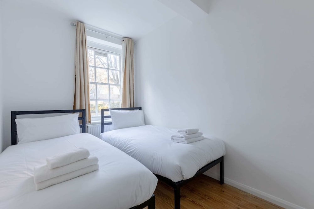 Inviting 2BD Flat 15 Minutes From Regents Park!