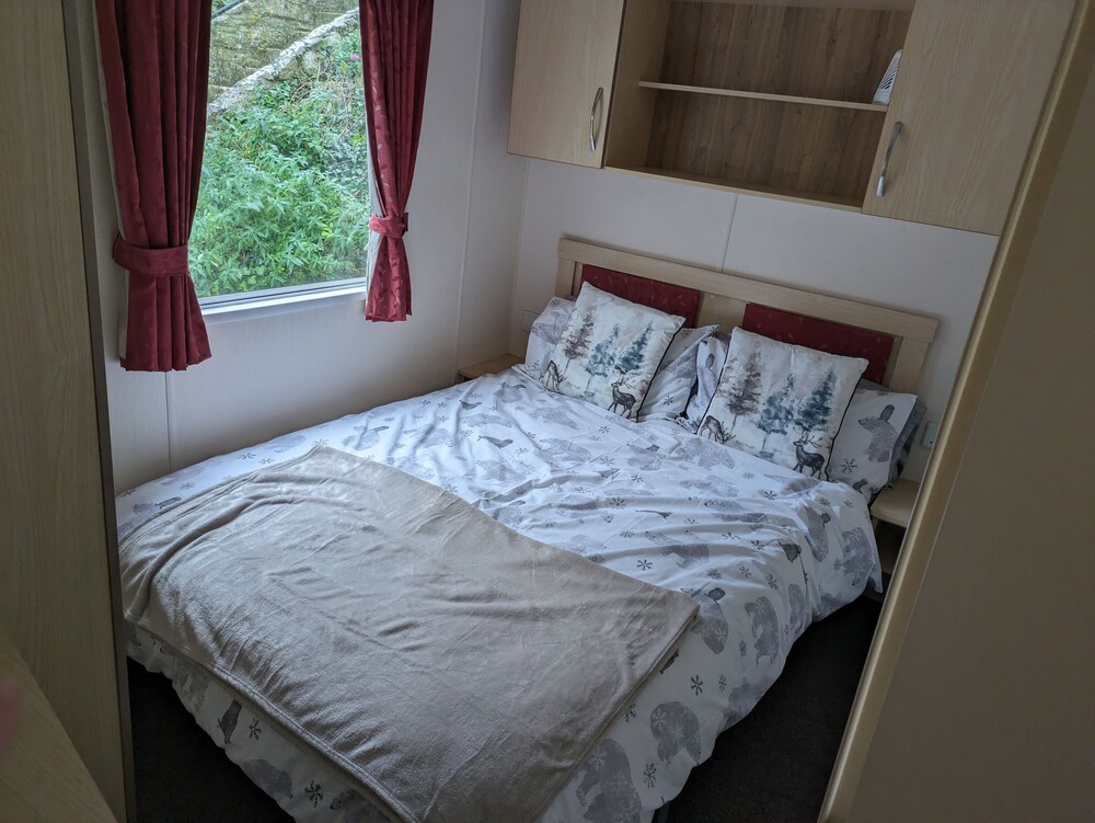 Homely 2 bed Caravan in Portland Dorset view 3