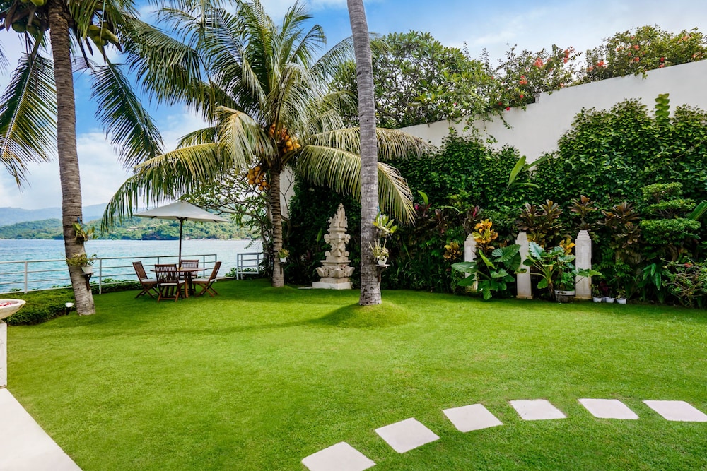Villa Blanca by Alfred in Bali - Modern Luxury 5 Bdr Oceanfront Villa in Candidasa
