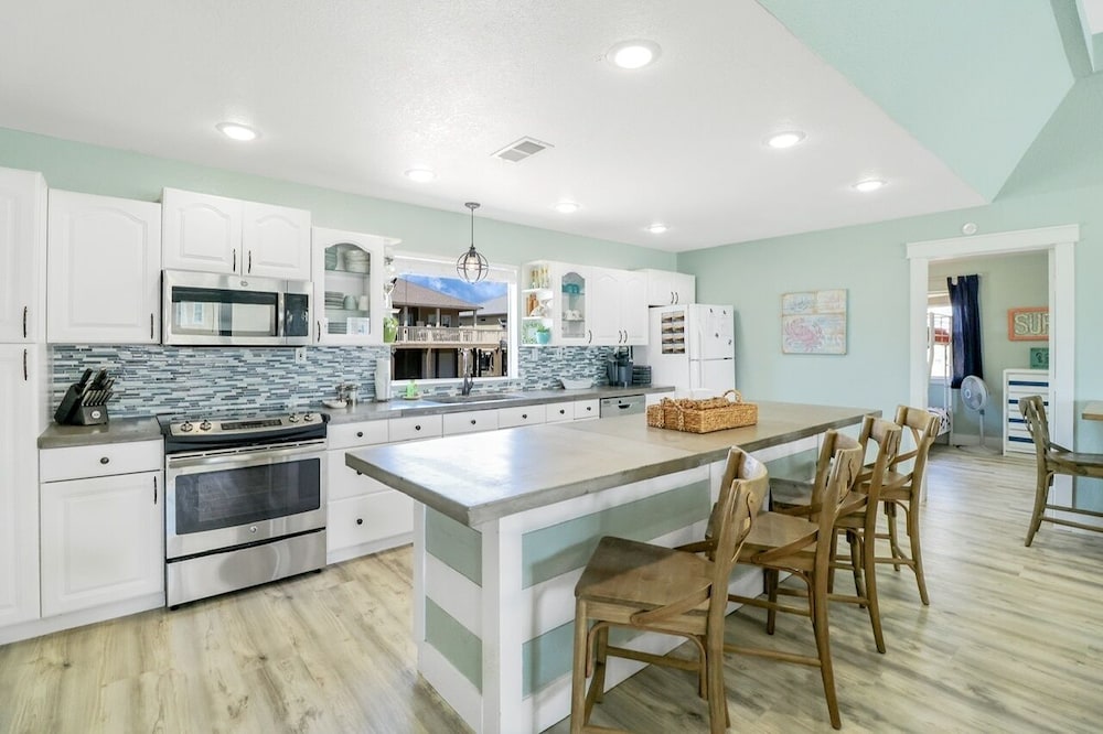 Always Sunny 3 Bedroom Home by RedAwning
