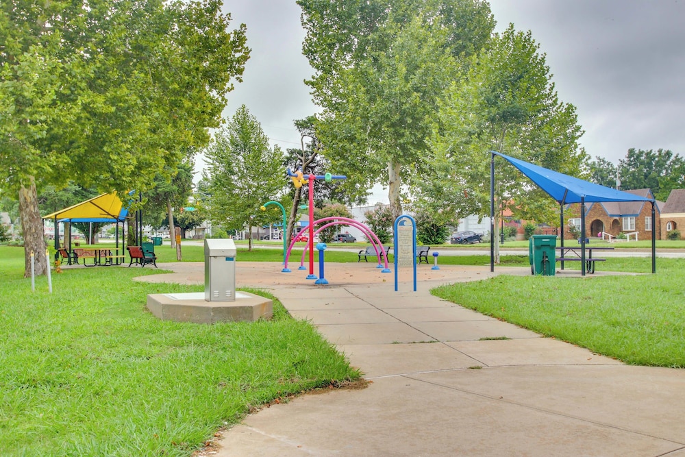 Convenient OKC Apartment: 4 Mi to Dtwn!