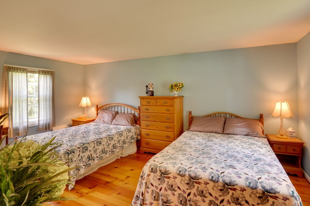 Pittsfield Home w/ Deck - 12 Mi to Jiminy Peak!