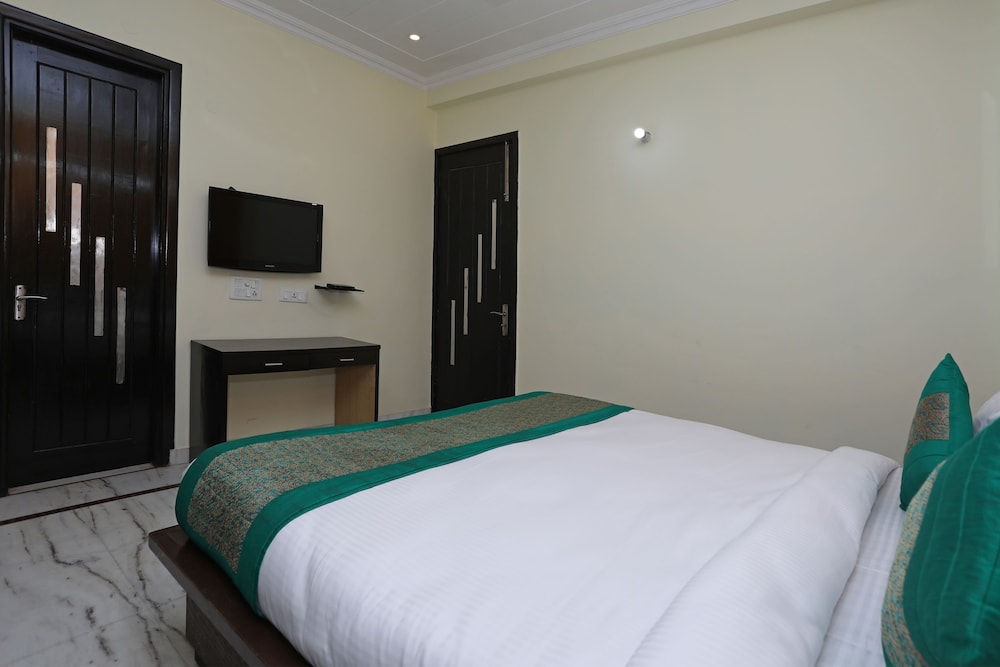 OYO 11606 Galaxy Inn