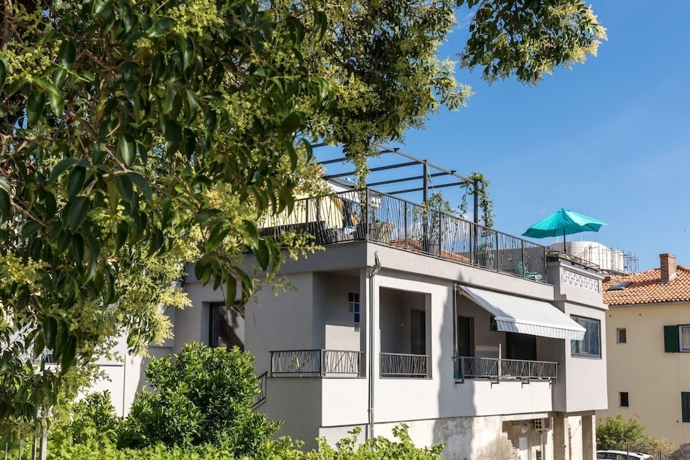 Sleeps 8, Pet Friendly, Garden & Roof Terrace view 3