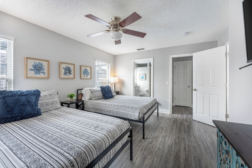 Heated Pool & Bathtub 4BR Near Disney