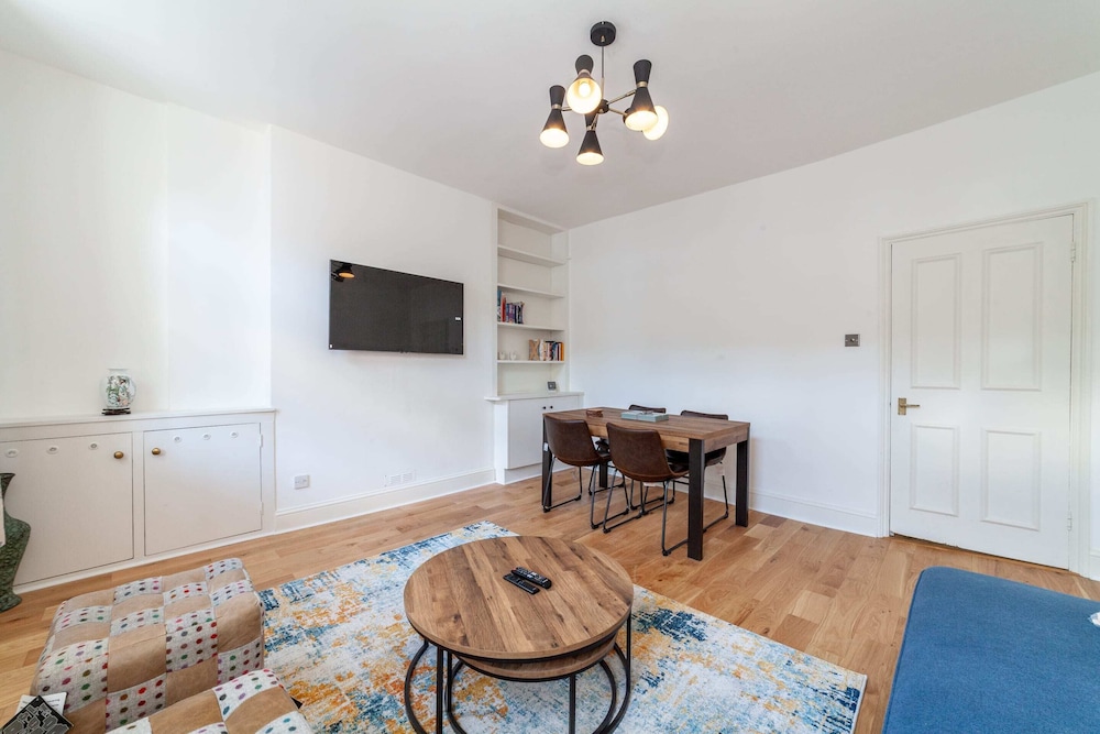 Period Victorian Abode In Idyllic Kings Cross