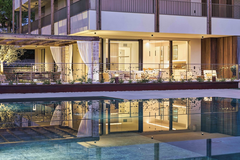 SalvatoreHomes - Pure Luxury in the Centre of Bardolino with Pool & Private Jacuzzi - Casa Olivia - a 5 Star Luxury Collection at Lake Garda