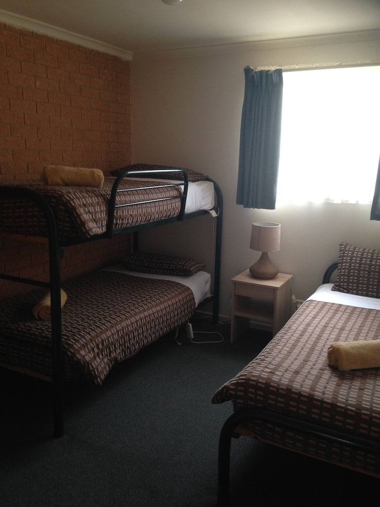 Beachcomber Motel And Apartments
