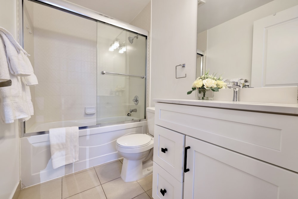 Grand Royal Condos -Mississauga SQ One view 4