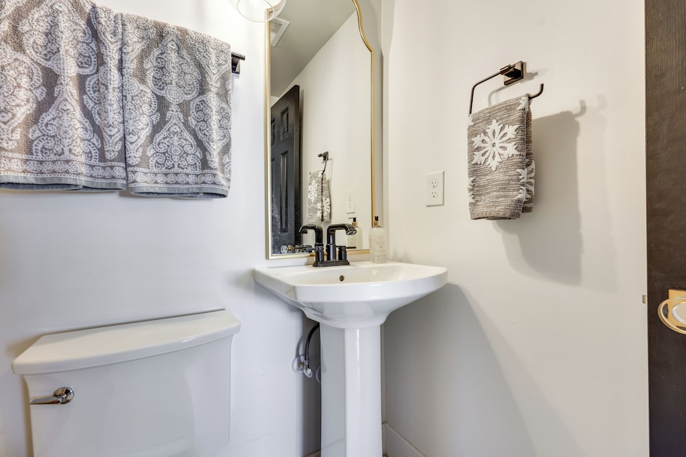 Steps to Sand: Townhome w/ Balcony in Jax Beach!