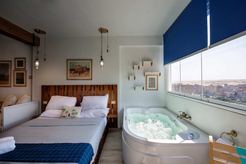 Jacuzzi Studio @ The Pyramids Free Airport Pickup