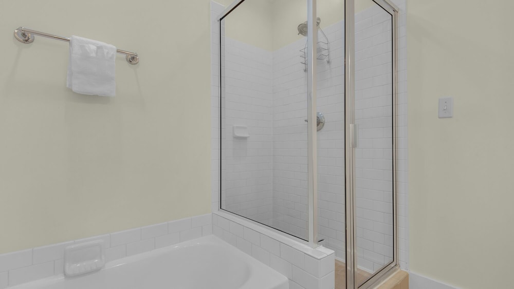 Coastal 3BR Condo With Pool & Shuttle : Snowbird Friendly!
