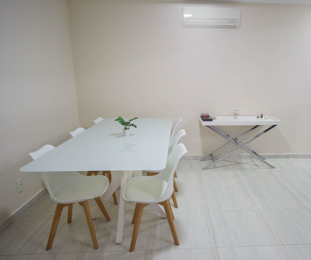 Apto Completo com Wi-fi Ar-cond a 200m da Praia