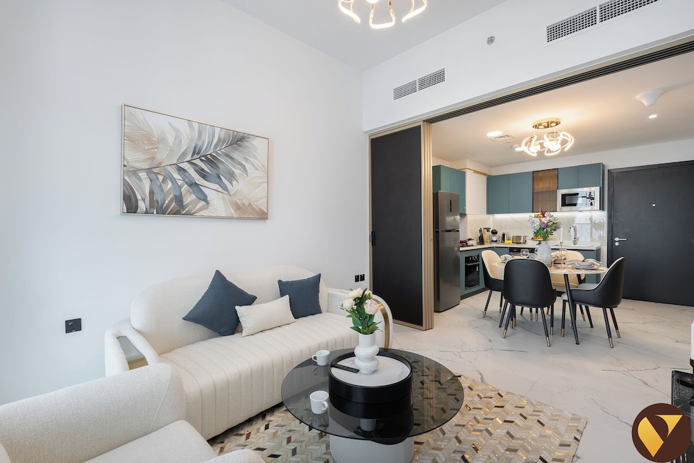 Vogue Opalz short Drive to Dubai Hills M