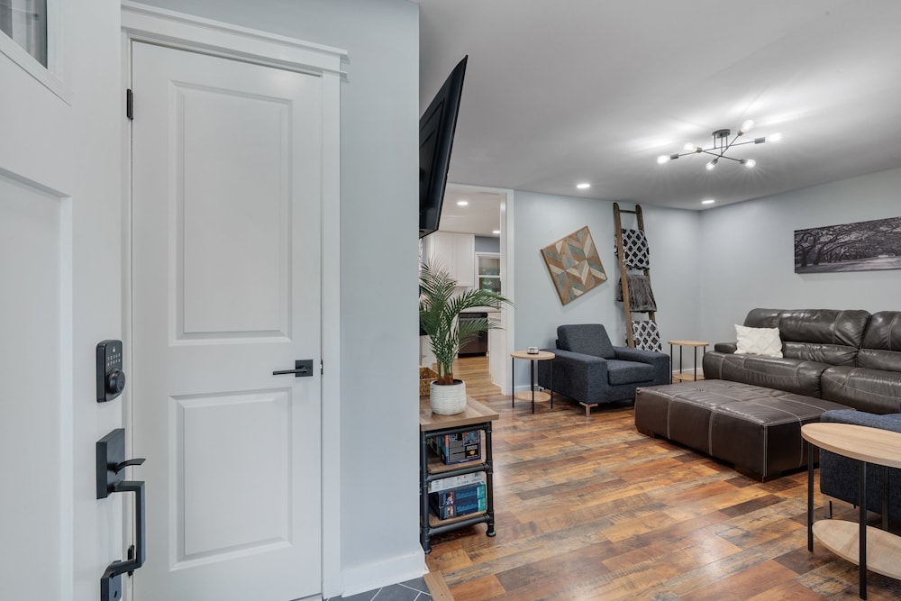 Relaxing Retreat Near North Hills & Downtown 3 Bedroom Home
