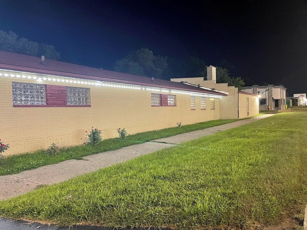 Deluxe Inn Motel