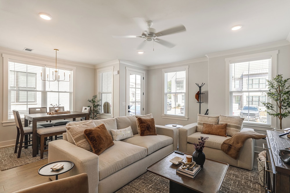3 Mi to Ole Miss, New Build: Inviting Townhome!