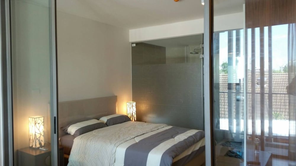 S39- 1 Bedroom Downtown Apt With Balcony and Pool