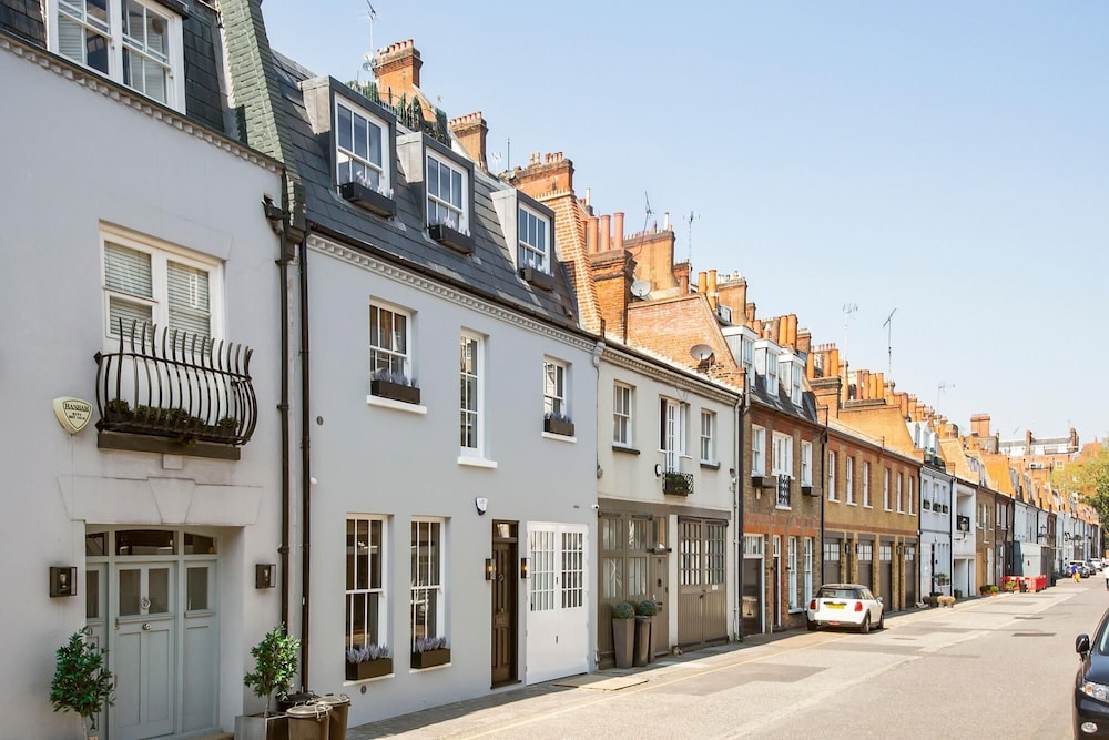Luxurious Mews House in Pavilion Road - 3 Bedroom