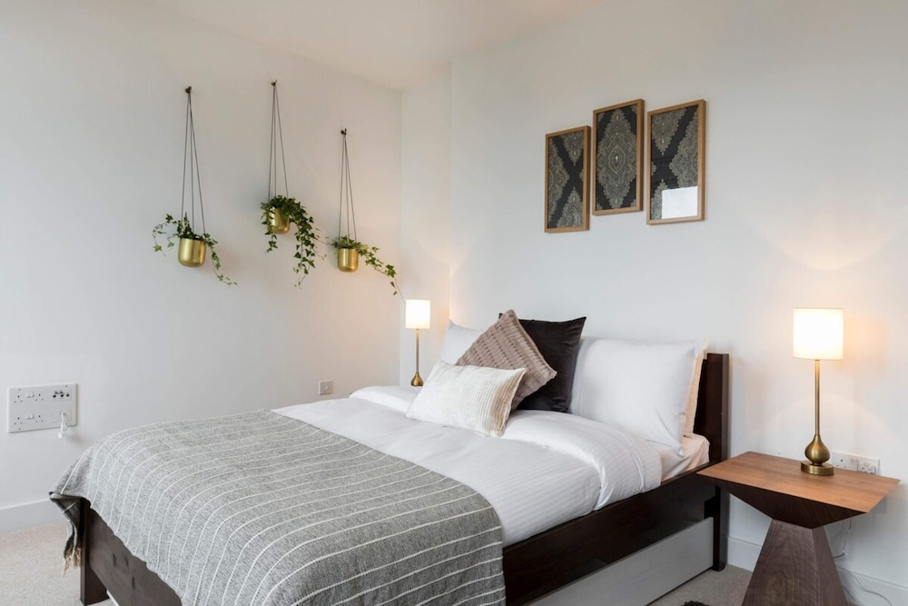 Modern & Designed 2 bed Penthouse Apt Sleeps Five
