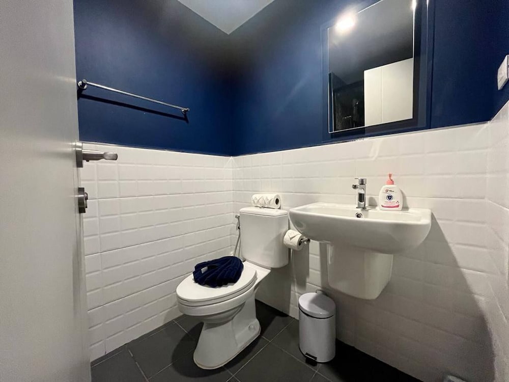 The Base - New Studio Great Location, Shared Pool