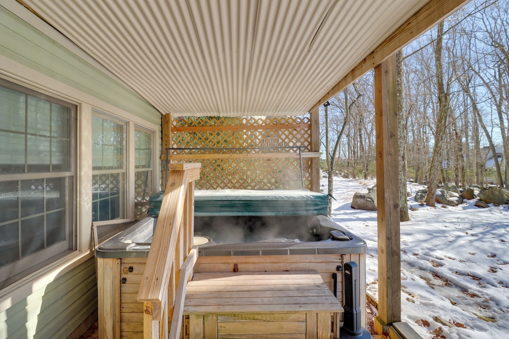 Hot Tub & Community Perks: Big Boulder Lake Escape