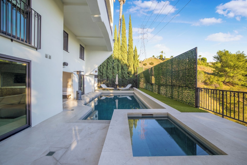 Villa Solea - Mulholland Retreat w/ Pool, Spa & Iconic LA Views