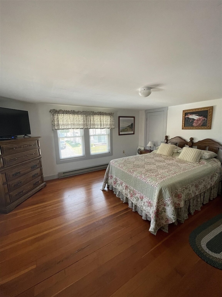 Redoak Lodge Limit 10 5 Bedroom Home by RedAwning view 4