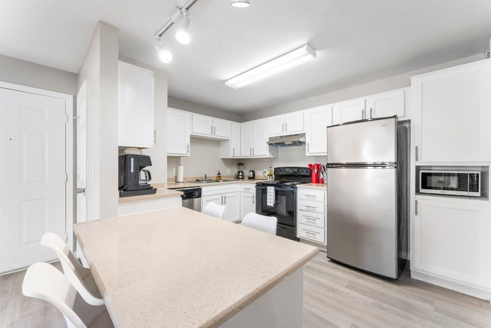 Ideal 2BR King Suite w Gym Pool Close to Downtown