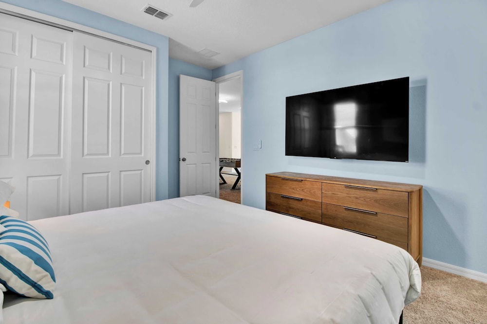 Sleeps 20! 9bdr, Star Wars-themed Game Room, Pool, Hot Tub Nassau by Avantstay