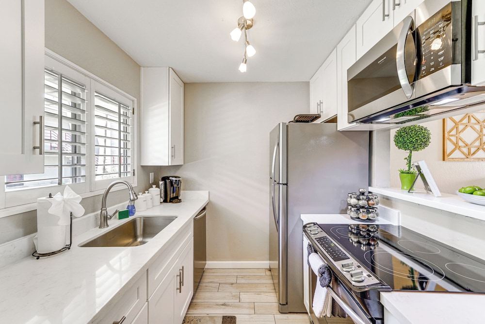 Walk to Old Town: Scottsdale Condo w/ Pool Access!