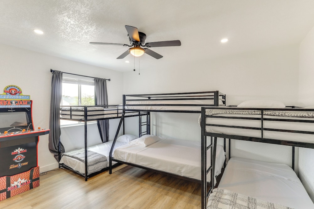 Poolside Relaxation: Group-friendly Home in Havasu