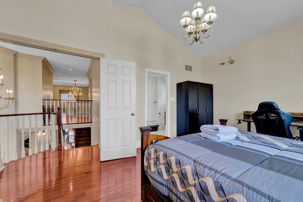Mississauga Retreat Your Spacious 5-bedroom Home