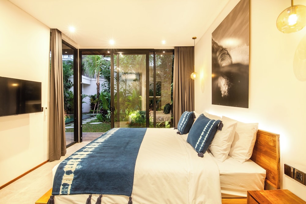 Seaside Escape: 4BR Villa, 190m to Canggu Beach
