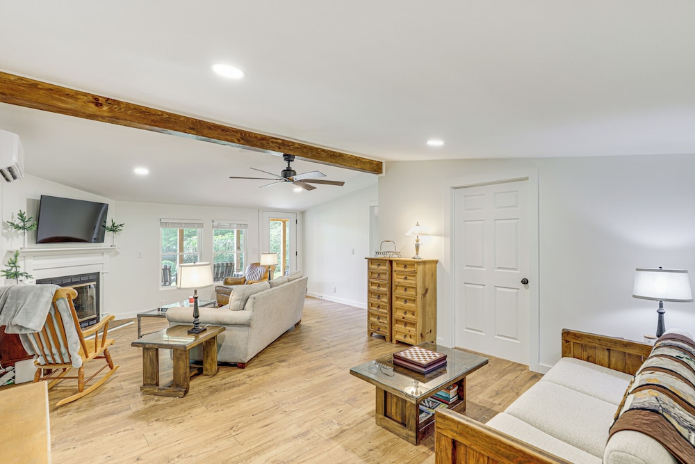 On-site Pond & Creek: Serene Cabin by Caesars Head