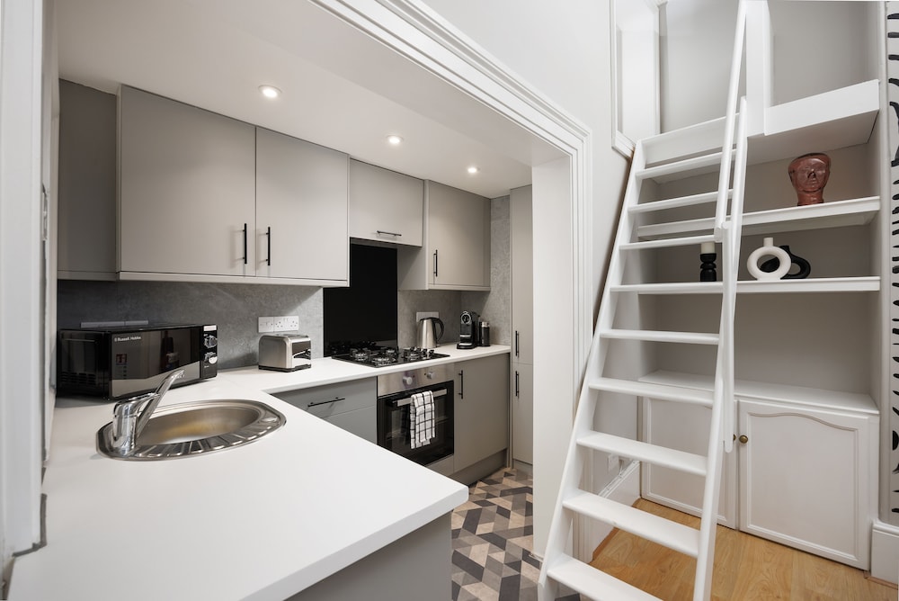 Stunning Arty Apartment & mezzanine view 3