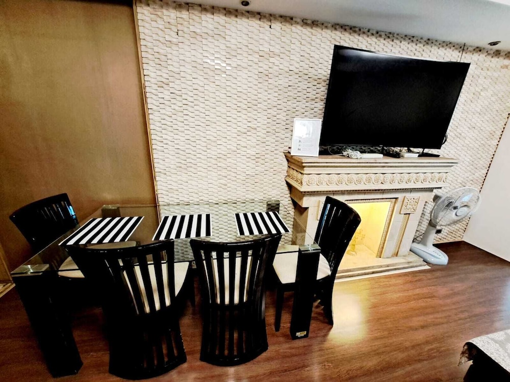 2D - 3 Bedroom Downtown Apartment With Shared Pool
