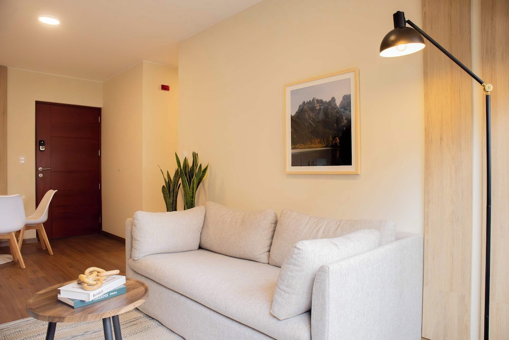 w Enchanting 2BR w Balcony Near Kennedy Park