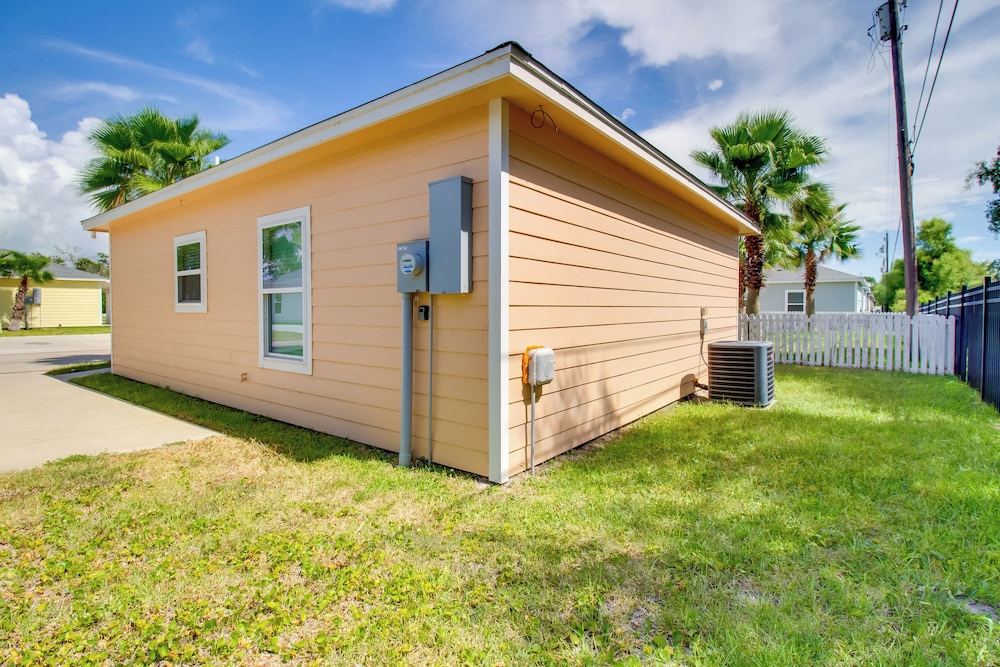 4 Mi to Rockport Beach Park: Home w/ Resort Perks