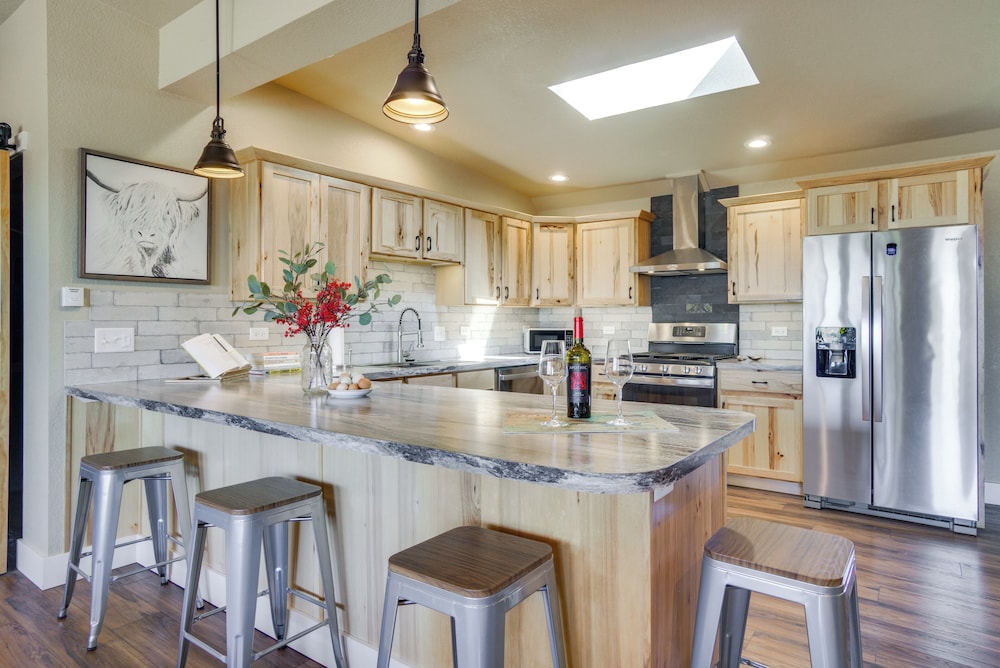 Yak Ranch w/ Mountain Views, Near Wellington!