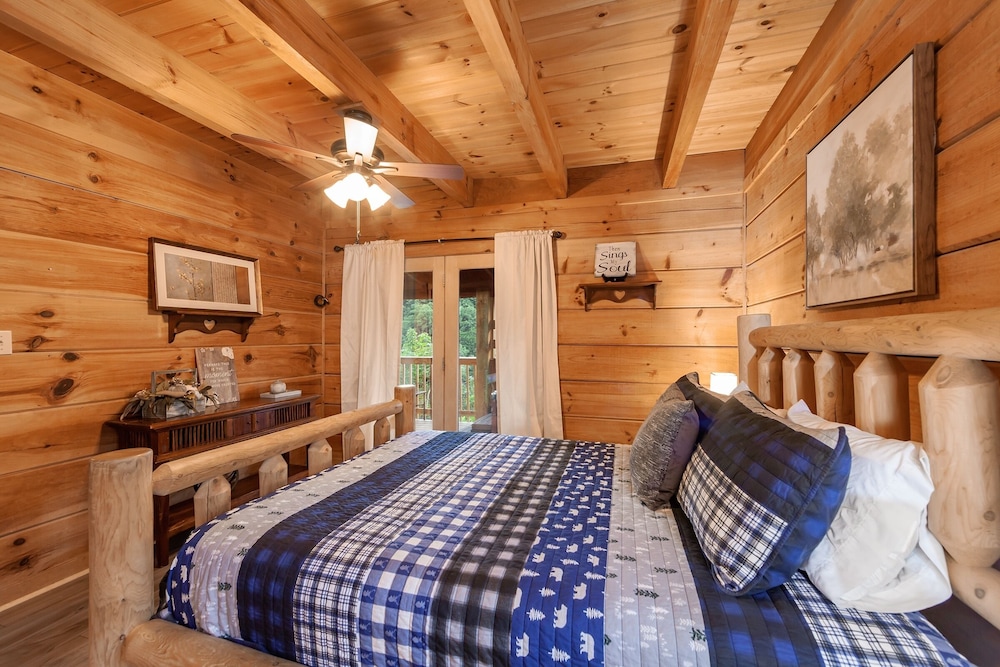 Pappy's Peak 2 Bedroom Cabin by RedAwning view 4