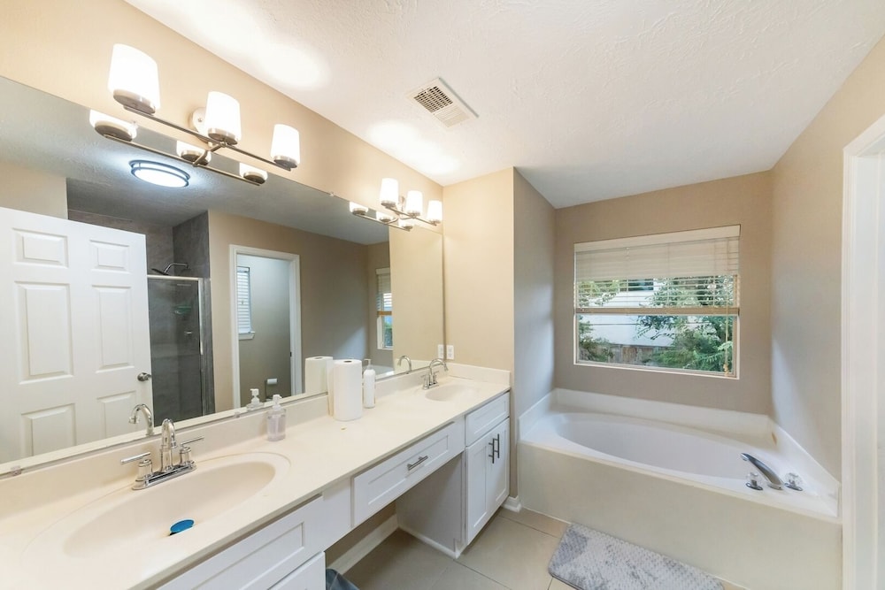 Pet-friendly 3BR Near First Colony Mall