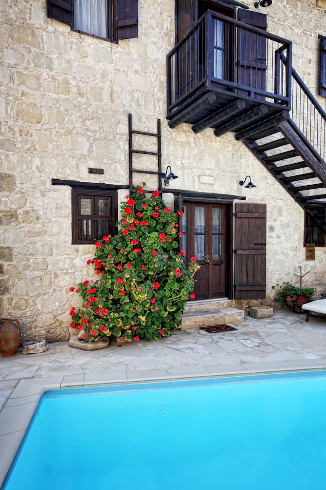 Leonidas Village Houses