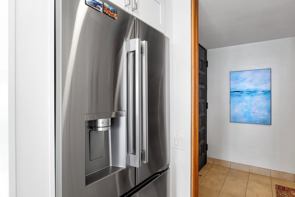 Oceanfront Elegance 2BR w/ Panoramic Views, Pool, Lanai + Concierge - Vrkcv