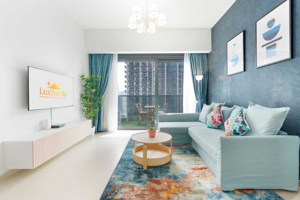 Lux BnB Act-1 Tower I Boulevard Views