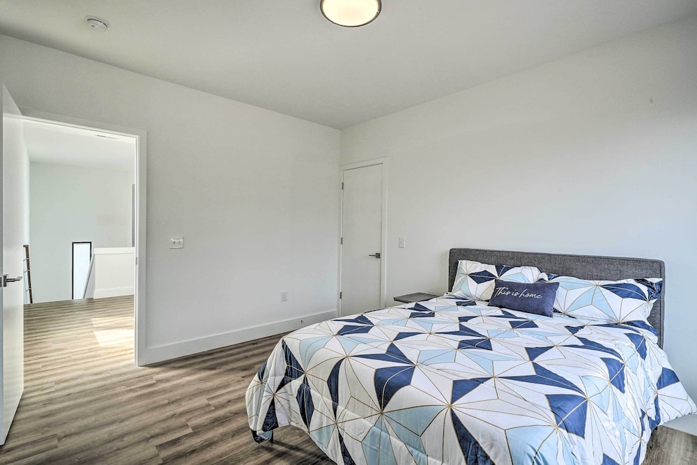 Spacious & Modern Townhome 6 Mi to Duke!
