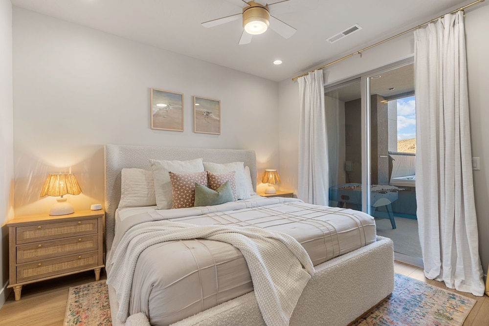 Sandy Cheeks 6 Bedroom Townhouse