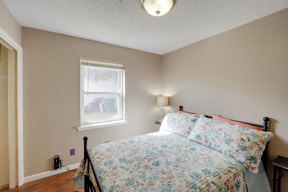 3 Mi to Dtwn Denton: Getaway w/ Furnished Patio!