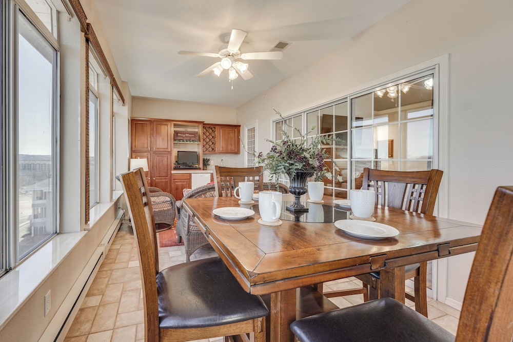 Walk to Branson Strip: Inviting Condo!