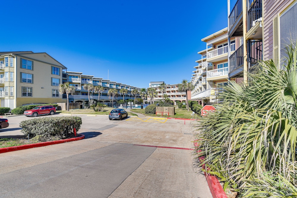 Steps to Galveston Beach: Condo w/ Pool Access